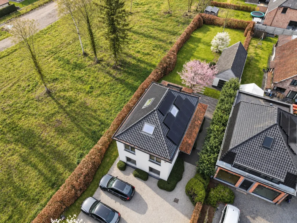 Dakrenovatie De Pinte: de woning met het vernieuwde dak, van bovenaf gezien
