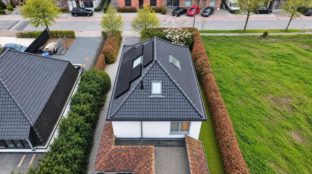 Dakrenovatie De Pinte: het nieuwe schilddak vanaf de achterkant