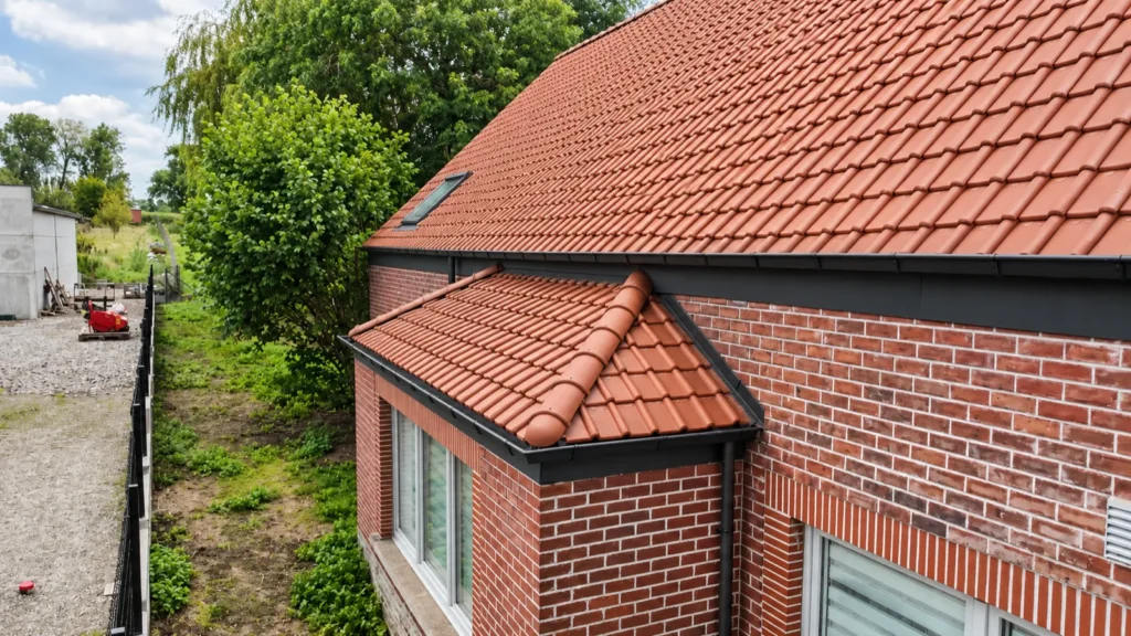 Dakrenovatie Geraardsbergen: het vernieuwde dak vanaf de zijkant