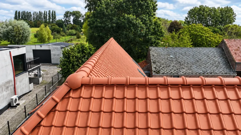 Dakrenovatie Geraardsbergen: de nokken van het nieuwe dak van dichtbij
