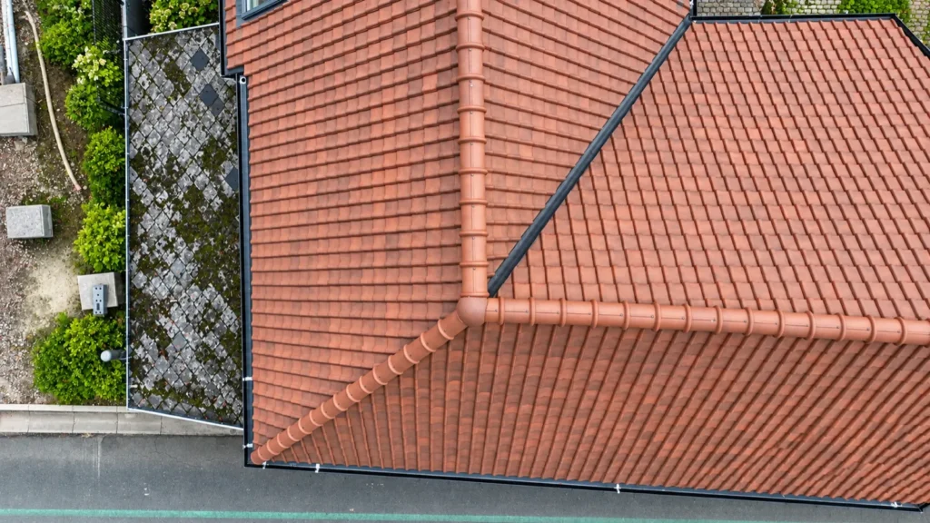 Dakrenovatie Geraardsbergen: de aansluiting van het dak langs de zijmuur