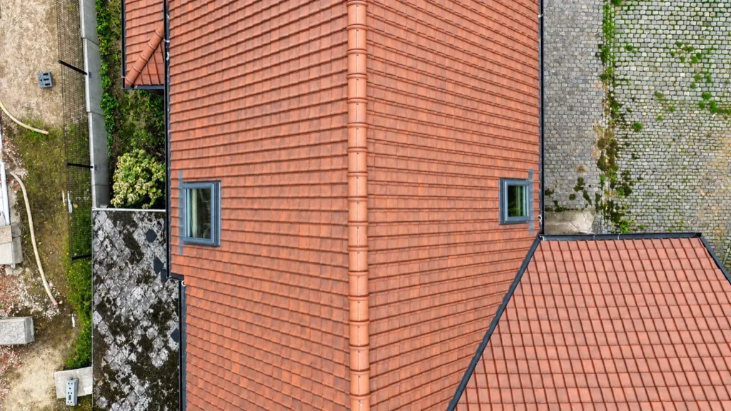 Dakrenovatie Geraardsbergen: het nieuwe dak recht van boven