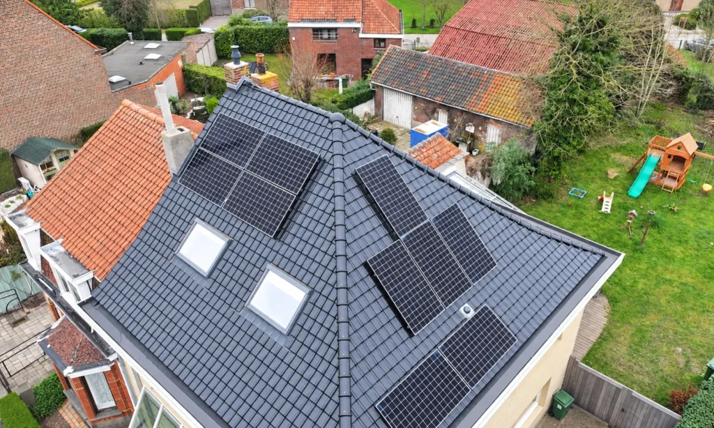 Dakrenovatie Nazareth-De Pinte: donkere dakpannen met dakramen en zonnepanelen