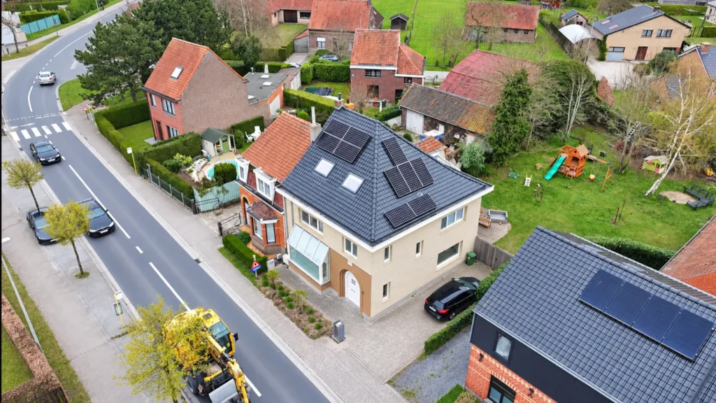 Dakrenovatie Nazareth-De Pinte: de woning met het nieuwe dak in de straat