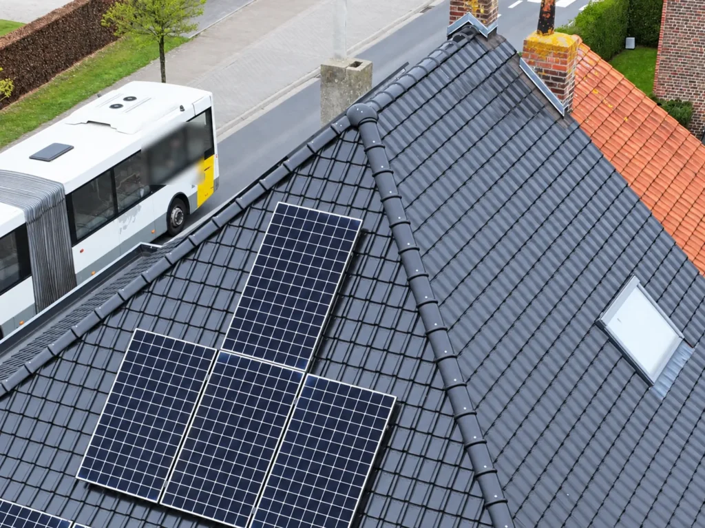 Dakrenovatie Nazareth-De Pinte: de zonnepanelen op het vernieuwde dak