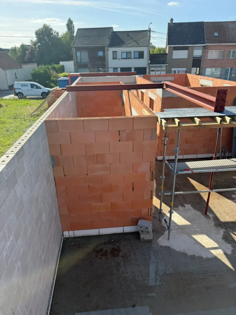 Nieuwbouwwerf van EBA Construct van bovenaf gezien, met binnenmuren in snelbouwsteen, stalen liggers en een stelling