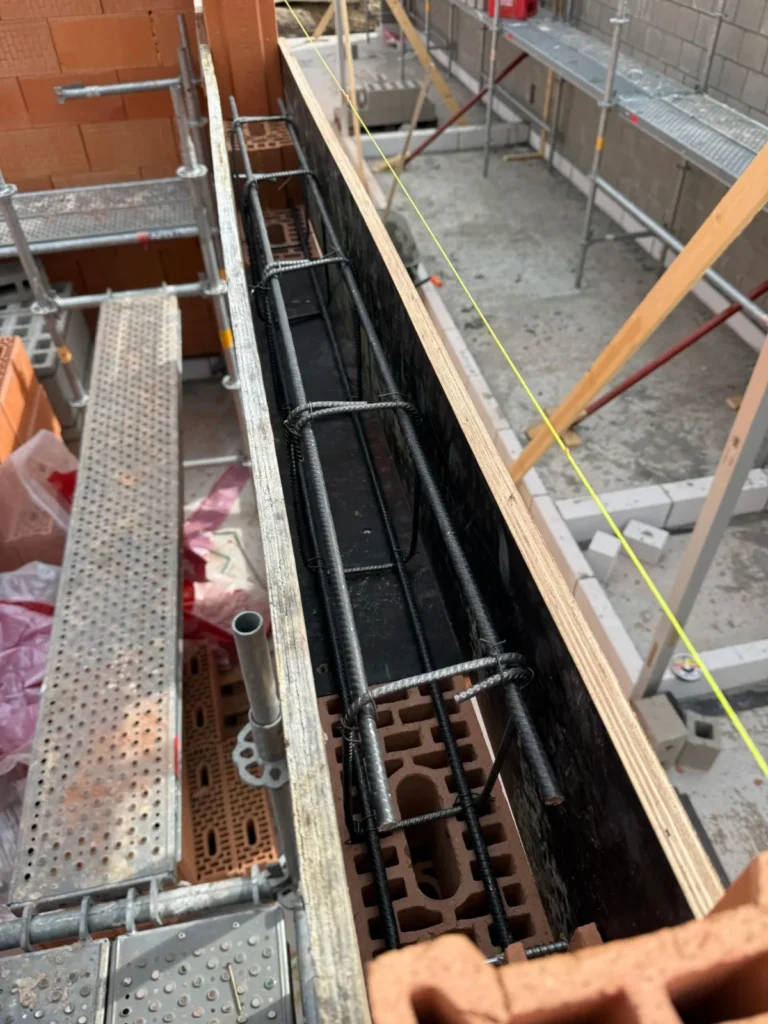 Wapening voor een betonnen ringbalk bovenop het metselwerk van een nieuwbouw