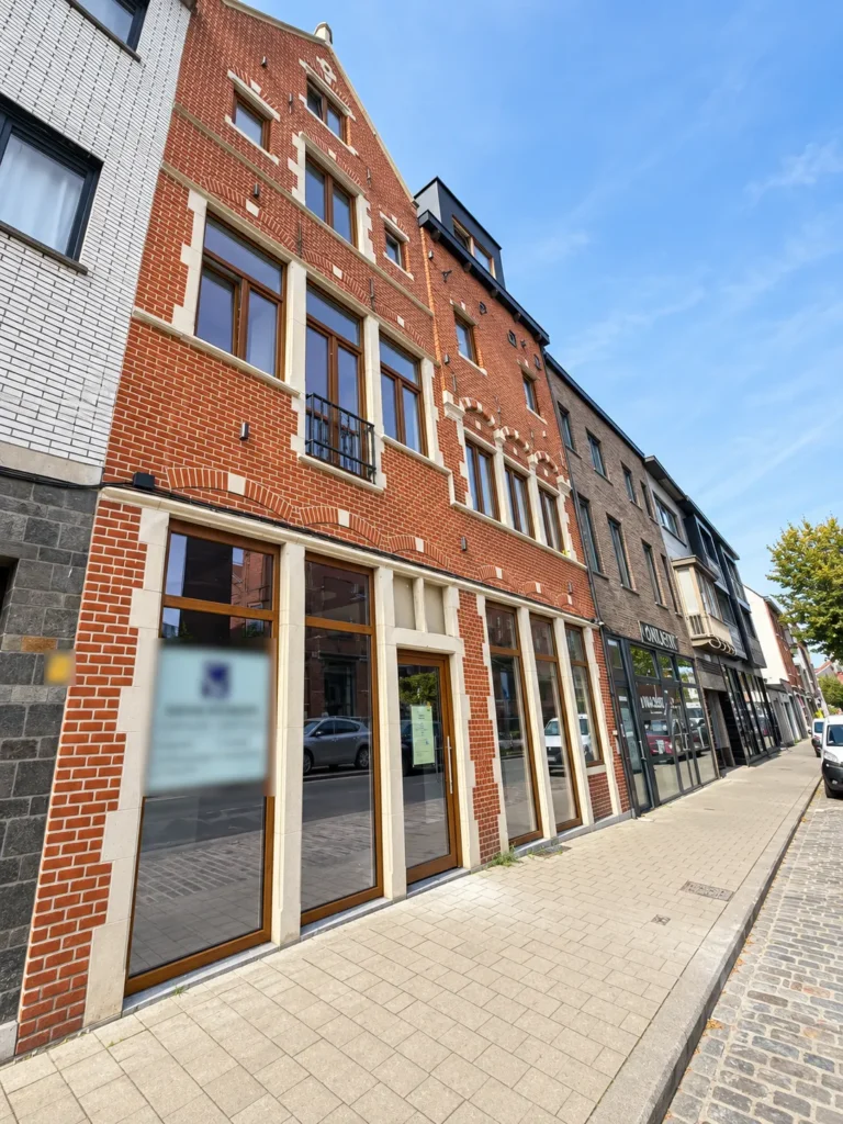 Totaalrenovatie rijwoning Gent: de gevel met de grote ramen op het gelijkvloers
