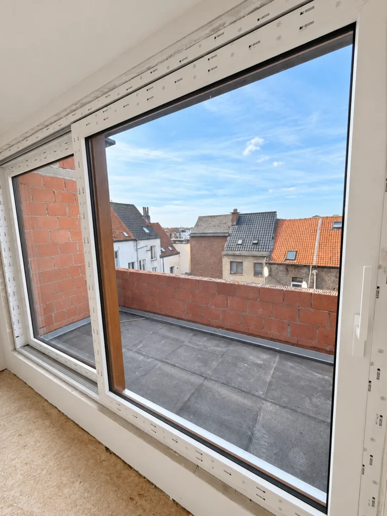 Totaalrenovatie rijwoning Gent: het nieuwe raam met zicht op het dakterras