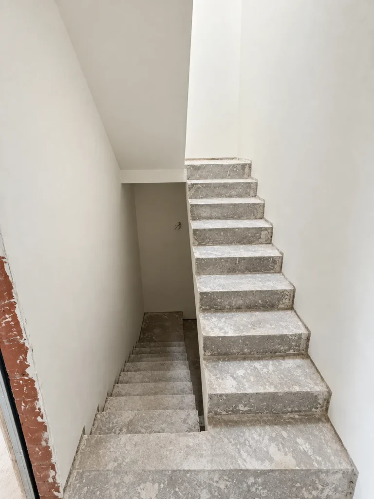 Totaalrenovatie rijwoning Gent: de nieuwe trap naar de verdieping
