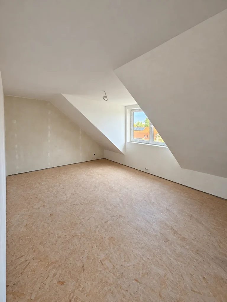 Totaalrenovatie rijwoning Gent: de zolderkamer met dakkapel