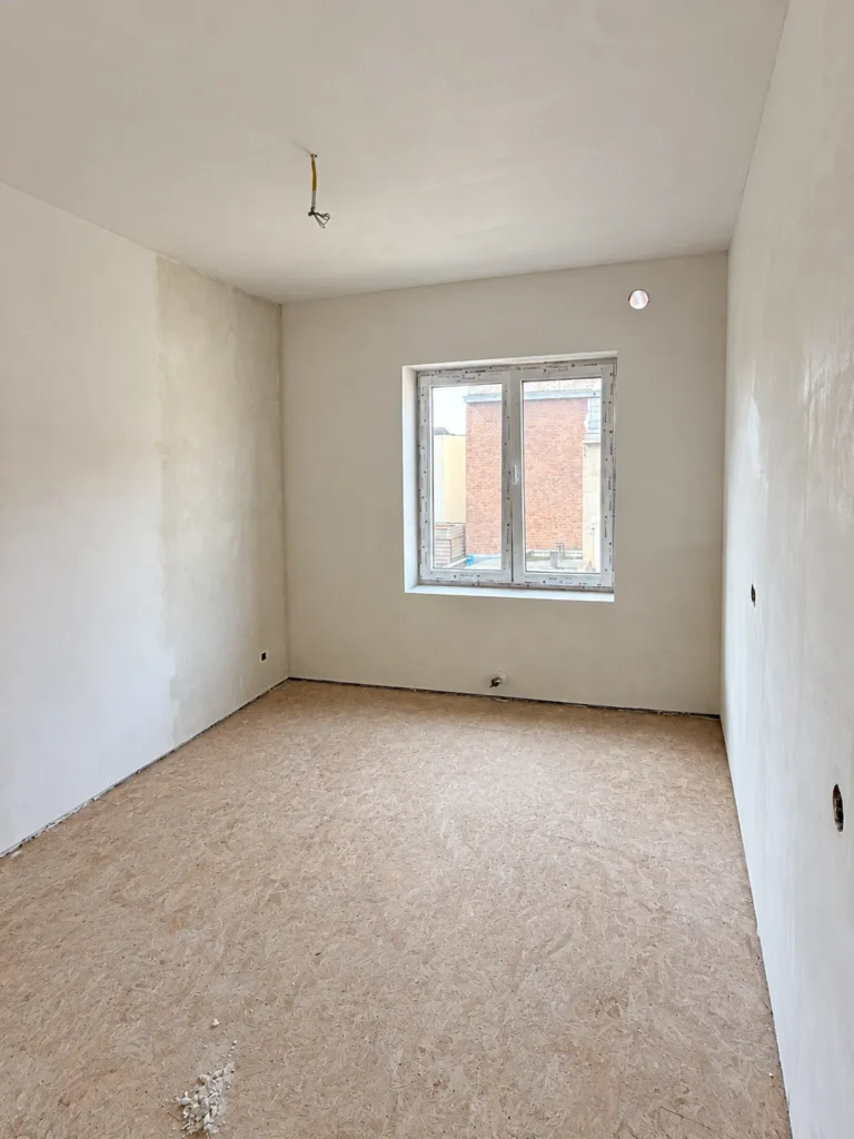 Totaalrenovatie rijwoning Gent: een nieuwe kamer met raam aan de straatkant