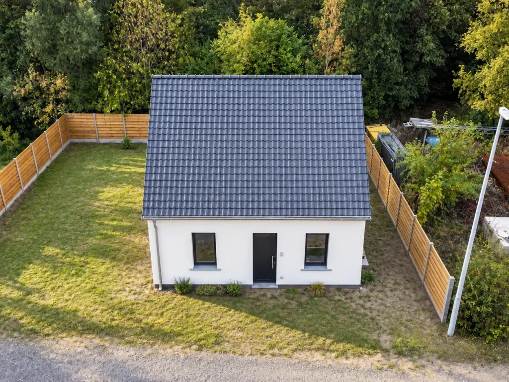 Totaalrenovatie Wetteren: de vernieuwde woning met nieuw dak, witte gevel en nieuwe ramen
